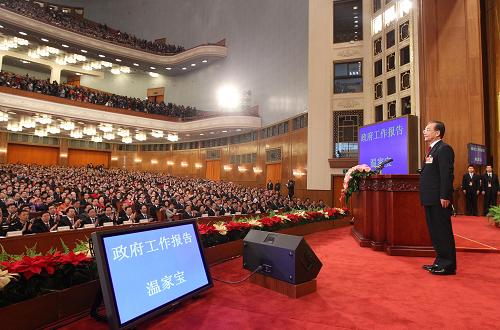 3月5日,第十一届全国人民代表大会第四次会议在北京人民大会堂开幕。这是国务院总理温家宝作政府工作报告前向全体代表鞠躬。 新华社记者兰红光摄