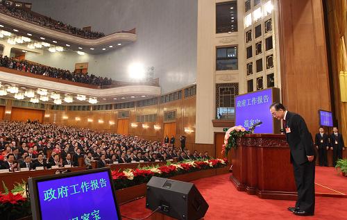 3月5日,第十一届全国人民代表大会第四次会议在北京人民大会堂开幕。这是国务院总理温家宝作政府工作报告前向全体代表鞠躬。 新华社记者 兰红光 摄