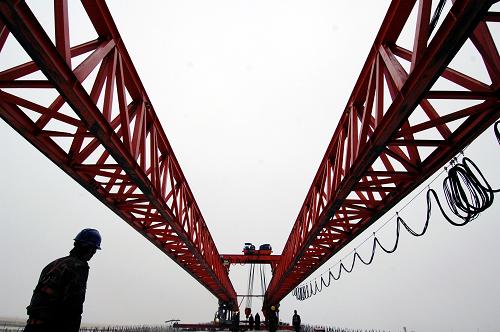 在京藏高速公路青海省境内共和至茶卡段一处工地上,施工人员冒着严寒在节日期间抓紧施工(2011年1月1日摄)。 规划纲要中首次运用5幅彩图的形式勾勒出“十二五”新布局,展现出“农业战略格局”“快速铁路网”“高速公路网”“城市化战略格局”“生态安全战略格局”的全国空间分布,布局清晰、形象直观,一目了然。新华社记者 侯德强摄