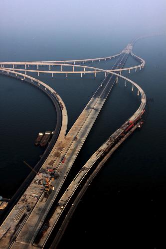 这是2010年11月18日航拍的建设中的青岛海湾大桥。建成后的青岛海湾大桥全长超过41.58公里,通车后,青岛至黄岛的路程就此缩短近30公里,比目前走胶州湾高速节省时间20分钟。新华社记者 侯德强摄