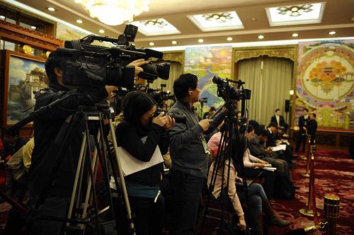 3月7日,出席十一届全国人大四次会议的西藏代表团在北京人民大会堂举行全体会议,审议政府工作报告、审查“十二五”规划纲要草案。新华社记者 郑焕松 摄