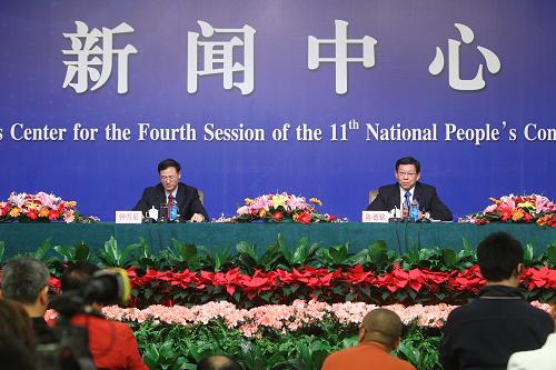 3月7日,商务部部长陈德铭回答记者提问。新华社记者 邢广利 摄