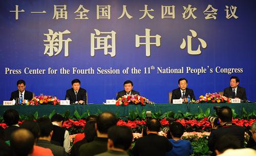 3月9日,十一届全国人大四次会议在北京梅地亚两会新闻中心举行记者会。卫生部部长陈竺,财政部副部长王军,人力资源和社会保障部副部长胡晓义,发改委副主任、国务院医改办公室主任孙志刚就“深化医药卫生体制改革”的相关问题回答中外记者的提问。新华社记者 杨世尧 摄