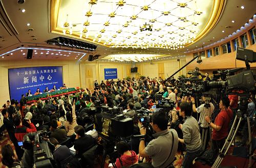 3月9日,十一届全国人大四次会议在北京梅地亚两会新闻中心举行记者会。卫生部部长陈竺,财政部副部长王军,人力资源和社会保障部副部长胡晓义,发改委副主任、国务院医改办公室主任孙志刚就“深化医药卫生体制改革”的相关问题回答中外记者的提问。新华社记者 杨世尧 摄