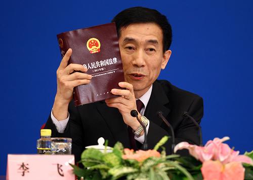 3月10日,李飞回答记者提问。当日,十一届全国人大四次会议在北京人民大会堂金色大厅举行记者会。全国人大法律委员会委员、全国人大常委会法制工作委员会副主任李飞,全国人大常委会委员、全国人大法律委员会委员、全国人大常委会法制工作委员会副主任信春鹰,全国人大常委会委员、全国人大法律委员会委员、山东大学校长徐显明就“中国特色社会主义法律体系的形成和完善”的相关问题回答中外记者的提问。新华社记者 陈建力 摄