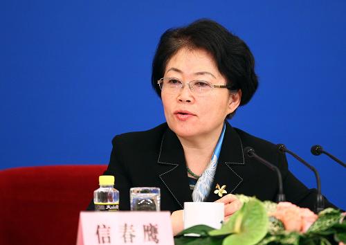 3月10日,信春鹰回答记者提问。新华社记者 陈建力 摄