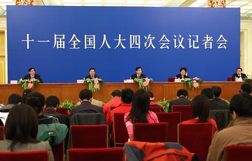 3月10日,十一届全国人大四次会议在北京人民大会堂金色大厅举行记者会。新华社记者 陈建力 摄