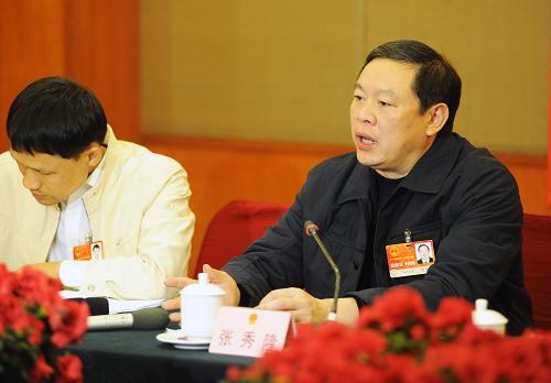 3月7日,全国人大代表、广西来宾市委书记张秀隆在十一届全国人大四次会议广西代表团分组讨论时说,提高农民生活的幸福指数,一方面要加大推进工业化、城镇化的力度,农民更多地获取工资性收入;二是要整合公共资源向农村倾斜,让农民更多地享受到公共服务。新华社记者 李斌 摄