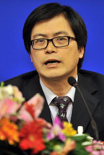 3月5日,全国政协委员李成贵在全国政协十一届四次会议记者会上回答记者提问。新华社记者 岳月伟 摄