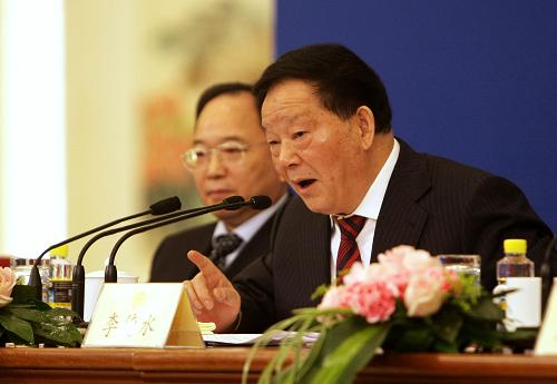 全国政协委员李德水建议,要坚持把“三农”工作作为重中之重。要千方百计增加农业生产,保障粮食和农副产品供给,这是防通胀的关键所在。要着重防止农业生产资料价格的过快上涨。他建议,要加快农村土地制度改革,提高集约化水平,转变农业生产方式。新华社记者 郑焕松 摄