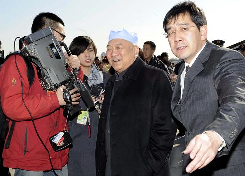 3月1日,出席全国政协十一届四次会议的全国政协委员陆续抵达北京。这是来自宁夏回族自治区的全国政协委员抵达北京。新华社记者 饶爱民 摄