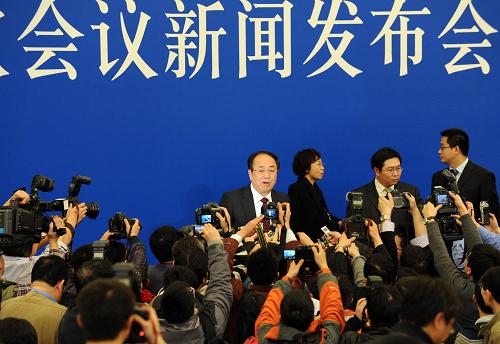 这是发布会结束后,记者争相采访赵启正。新华社记者 杨世尧 摄