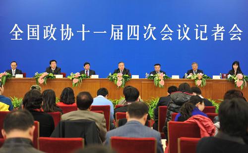 3月8日,全国政协十一届四次会议在人民大会堂举行记者会,主题是“推进基本公共服务体系建设,保障和改善民生”。全国政协委员郑新立、宋晓梧、邵鸿、吴明江、于炼出席并回答记者提问。新华社记者 岳月伟 摄