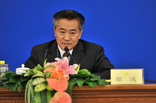 3月8日,全国政协委员邵鸿回答记者提问。新华社记者 岳月伟 摄
