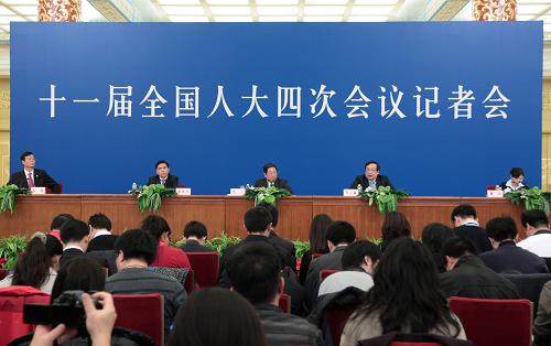 3月6日,十一届全国人大四次会议在北京人民大会堂金色大厅举行记者会,国家发展和改革委员会负责人就“十二五”规划纲要回答记者提问。新华社记者 邢广利 摄