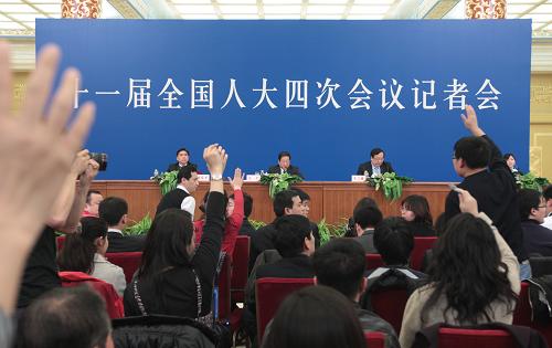3月6日,十一届全国人大四次会议在北京人民大会堂金色大厅举行记者会,国家发展和改革委员会负责人就“十二五”规划纲要回答记者提问。这是记者举手提问。新华社记者 邢广利 摄