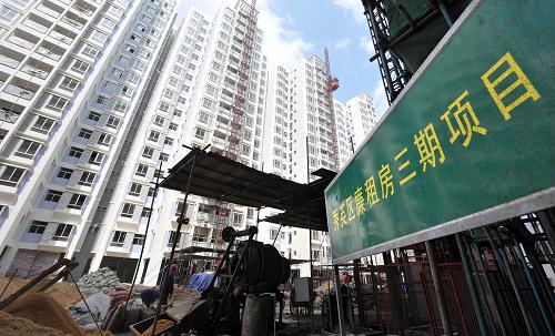 这是海口市建设中的一处廉租房小区。据悉,2011年海南全省要完成新建9.26万套城镇保障性住房建设的目标任务。到“十二五”末,基本解决全省城镇中低收入家庭住房困难(2月24日摄)。新华社记者 郭程 摄