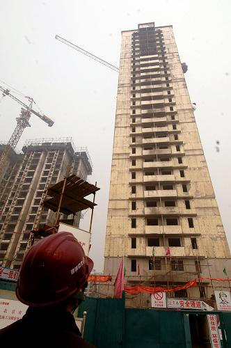 北京首个开工的公租房项目——北苑南区公共租赁住房项目封顶,500多套公租房将于年内摇号配租(2月23日摄)。新华社记者 赵琬微 摄