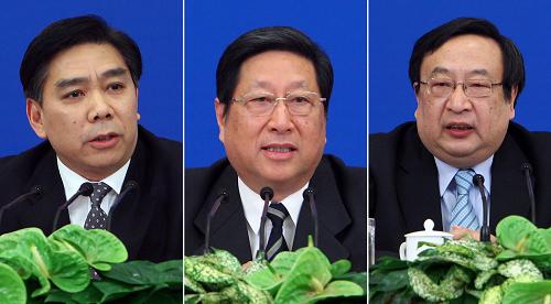 3月6日,国家发展和改革委员会主任张平(中)、国家发展和改革委员会副主任朱之鑫(右)与国家发展和改革委员会副主任徐宪平回答记者提问。新华社记者 邢广利 摄