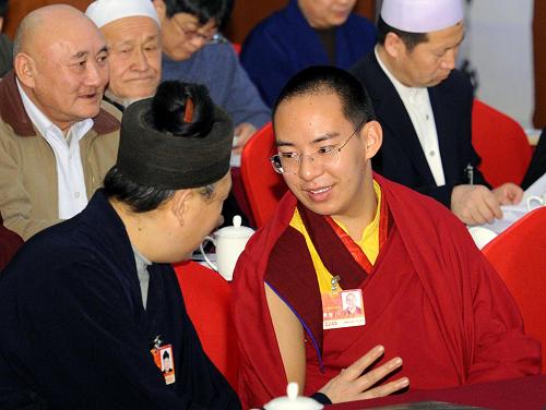 3月6日,全国政协委员第十一世班禅额尔德尼·确吉杰布(右)在讨论会上。新华社记者 饶爱民 摄
