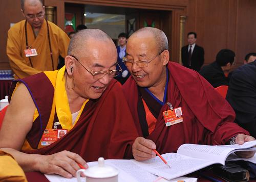 3月6日,全国政协委员那仓向巴昂翁·丹曲成来(左)与丁科仓(右)在讨论会上交流。新华社记者 饶爱民 摄
