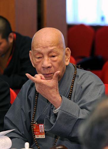 3月6日,全国政协委员根通在讨论会上指出:在当今物质生活相对丰富的社会里,宗教界人士要充分发挥自身优势,推动优秀道德信念的发展。新华社记者 饶爱民 摄