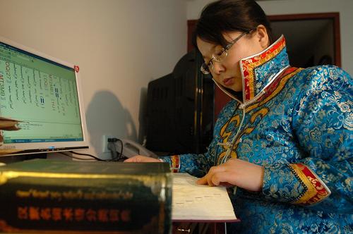 3月5日,民族语文翻译组工作人员姜迎春正在进行汉、蒙语文翻译。新华社记者 郭刚 摄