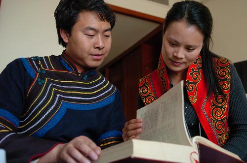 3月5日,民族语文翻译组工作人员海来有所(右)和王英武正在研究汉、彝语文翻译。新华社记者 郭刚 摄