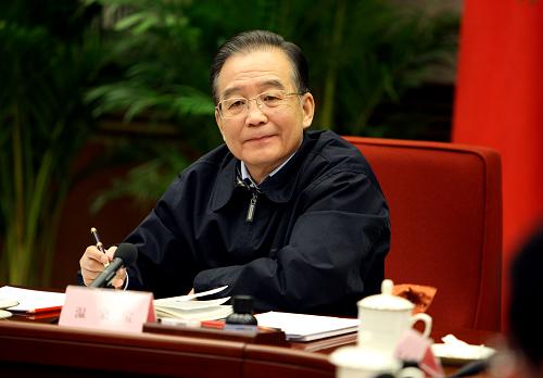 1月20日至27日,国务院总理温家宝在中南海主持召开五次座谈会,征求对《政府工作报告(征求意见稿)》和《中华人民共和国国民经济和社会发展第十二个五年规划纲要(草案)(征求意见稿)》的意见。各民主党派中央、全国工商联负责人和无党派人士,经济社会领域专家学者,教育、科技、文化、卫生、体育界代表,企业界代表和工人、农民、学生等基层群众代表,分别出席了座谈会。这是1月25日,温家宝在座谈会上听取意见。