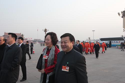 代表抵达 3月5日,第十一届全国人民代表大会第四次会议在北京人民大会堂开幕。这是全国人大代表抵达北京天安门广场。 新华社记者 邢广利 摄