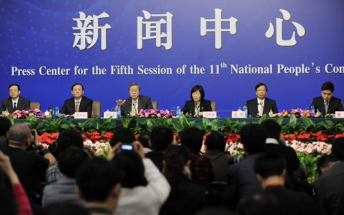 3月12日,十一届全国人大五次会议在北京梅地亚中心举行记者会,中国人民银行行长周小川(左三)、副行长胡晓炼(右三)、副行长刘士余(左二)、副行长兼国家外汇管理局局长易纲(右二)就“货币政策及金融改革”回答记者提问。新华社记者 王鹏 摄