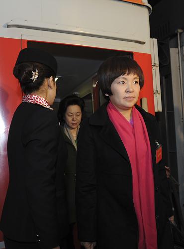 3月2日6时05分,来自河南省的全国人大代表乘坐列车抵达北京西客站,成为首批抵京参加十一届全国人大五次会议的京外代表。 新华社记者 王晔 摄