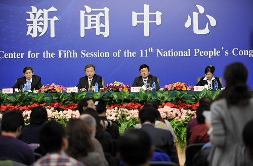 当日,十一届全国人大五次会议在北京梅地亚中心多功能厅举行记者会,全国人大常委会法制工作委员会副主任郎胜(左二)、全国人大常委会法制工作委员会刑法室副主任李寿伟(右二)就《中华人民共和国刑事诉讼法修正案(草案)》相关问题答记者问。新华社记者 王鹏 摄