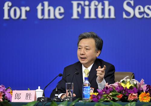 3月8日,十一届全国人大五次会议在北京梅地亚中心举行记者会,全国人大常委会法制工作委员会副主任郎胜、全国人大常委会法制工作委员会刑法室副主任李寿伟就《中华人民共和国刑事诉讼法修正案(草案)》相关问题答记者问。这是全国人大常委会法制工作委员会副主任郎胜回答记者提问。新华社记者 王鹏 摄