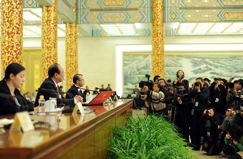 3月2日,全国政协十一届五次会议在北京人民大会堂举行新闻发布会,大会发言人赵启正介绍会议有关情况并回答中外记者提问。新华社记者 谢环驰 摄