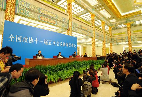 3月2日,全国政协十一届五次会议在北京人民大会堂举行新闻发布会,大会发言人赵启正介绍会议有关情况并回答中外记者提问。新华社记者 谢环驰 摄