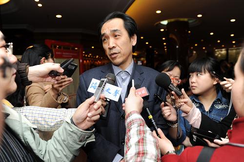 3月2日,全国政协委员陆续抵京报到。全国政协十一届五次会议将于3月3日在北京人民大会堂开幕。这是全国政协委员徐翔在北京国际饭店报到时接受记者采访。新华社记者 鞠焕宗 摄