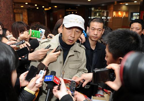 3月2日,全国政协委员陆续抵京报到,全国政协十一届五次会议将于3月3日在北京人民大会堂开幕。这是全国政协委员冯小宁在北京国际饭店报到时接受记者采访。新华社记者 鞠焕宗 摄