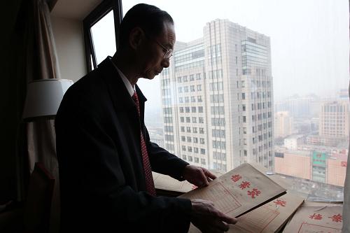这是章联生在整理自己带来的几大袋子资料。 新华社记者 刘卫兵 摄