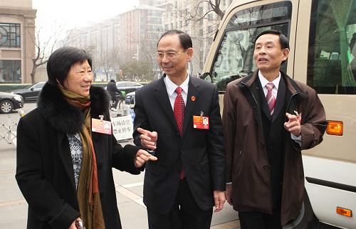 这是章联生(中)和赖鞍山(右)、张秀娟代表一起交谈,他们都很关注公民道德建设的议题。 新华社记者 刘卫兵 摄