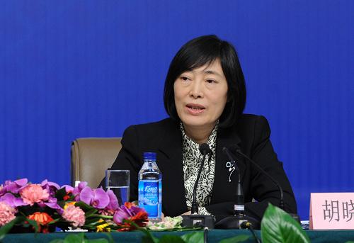 这是胡晓炼在回答记者提问。 新华社记者 鞠焕宗 摄