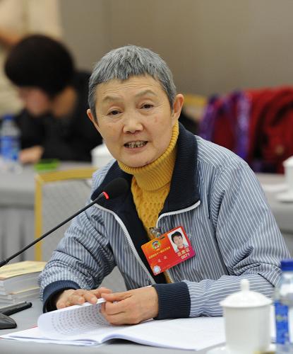 全国政协委员凌孜说,在提高教学质量的同时,一定要加强母语和中华文明史的教育,决不能让重英语轻母语的现象继续蔓延下去。 新华社记者马占成摄