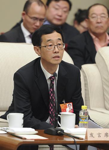 来自上海的全国人大代表杜斌指出,目前一些高校为追求就业率,在最后一个学期过度鼓励学生进行工作实习,反而轻视学生的毕业论文和课题研究,过于强调学生的社会活动,忽视了专业能立的培养和训练。因此,要解决高校教育质量问题,就要实行宽进严出的教学方针,把学生的精力集中到专业学习上来。 新华社记者王晔摄