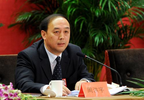 来自湖北的全国人大代表周洪宇认为,在教育投入方面,应借鉴国际先进经验。世界上许多发达国家都认为教育关系国家的未来,是社会、经济发展的基础,是保持国际竞争力的保证,各国都极为重视对教育的投入,并且制订了教育优先发展的战略。 新华社记者王建华摄