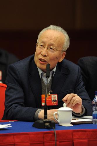 全国政协委员孙正聿说,要真正落实教育战略,就必须落实普及义务教育、发展职业教育、提高高等教育质量,还要把技术、技能和学术区别开来。 新华社记者 鞠焕宗 摄