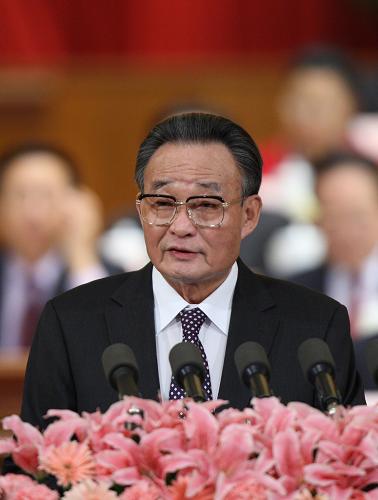3月9日,全国人大常委会委员长吴邦国受全国人大常委会委托,在第十一届全国人民代表大会第五次会议上作全国人民代表大会常务委员会工作报告。 新华社记者 姚大伟 摄