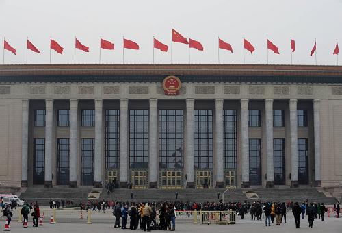 记者在人民大会堂前采访(3月3日摄)。2012年是落实“十二五”规划承上启下的关键之年,面对错综复杂的国际形势和国内艰巨繁重的改革发展任务,5000多名全国人大代表、全国政协委员在两会上履行职责,审议和讨论一系列报告和法律案……在这个春天里,携着百姓新期盼,带着民生新话题,代表委员们相聚北京,共商国是。新华社记者 燕雁 摄