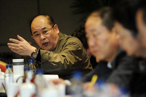全国政协委员刘鹤章在工商联界小组讨论中针对小微企业的未来发言(3月4日摄)。新华社记者 鞠焕宗 摄