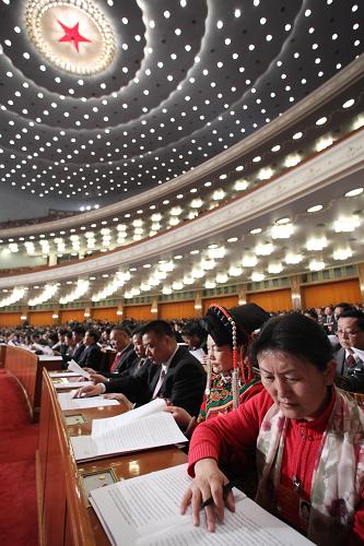 3月5日,第十一届全国人民代表大会第五次会议在北京人民大会堂开幕。这是全国人大代表在认真听会。新华社记者 刘卫兵 摄