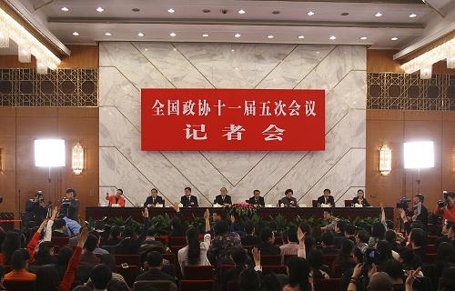 3月6日,全国政协十一届五次会议在北京人民大会堂举行“稳中求进,推动经济社会科学发展”记者会,全国政协委员厉以宁(左四)、陈锡文(右四)、许善达(左三)、马秀红(右三)、杨凯生(左二)、任洪斌(右二)回答记者提问。新华社记者 陈建力 摄
